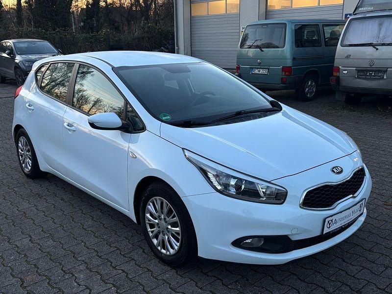 Gebraucht Kia Ceed Attract 99 PS (72 kW) 2014 Weiß Kleinwagen