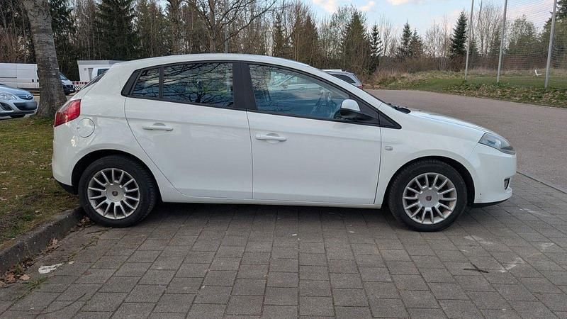 Gebraucht Fiat Bravo Dynamic 90 PS (66 kW) 2011 Weiß Kleinwagen