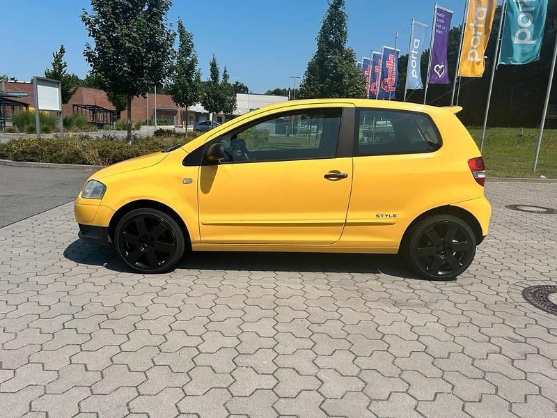 Gelb Gebraucht 2011 VW Fox Style Kleinwagen | 2.690 € (Fairer Preis) - Bild 1/4