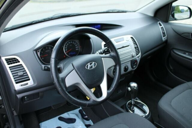 Gebraucht Hyundai i20 Comfort 101 PS (74 kW) 2012 Schwarz Kleinwagen