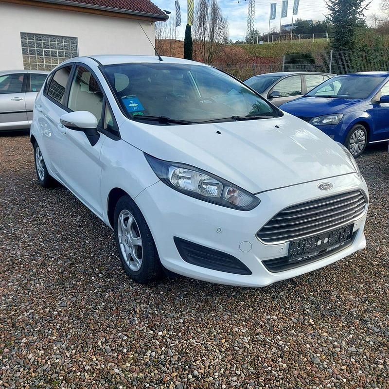 Gebraucht Ford Fiesta 95 PS (69 kW) 2013 Weiß Kleinwagen