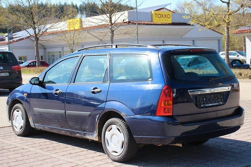 Usado Ford Focus 116 HP (85 kW) 2000 Azul Sedan