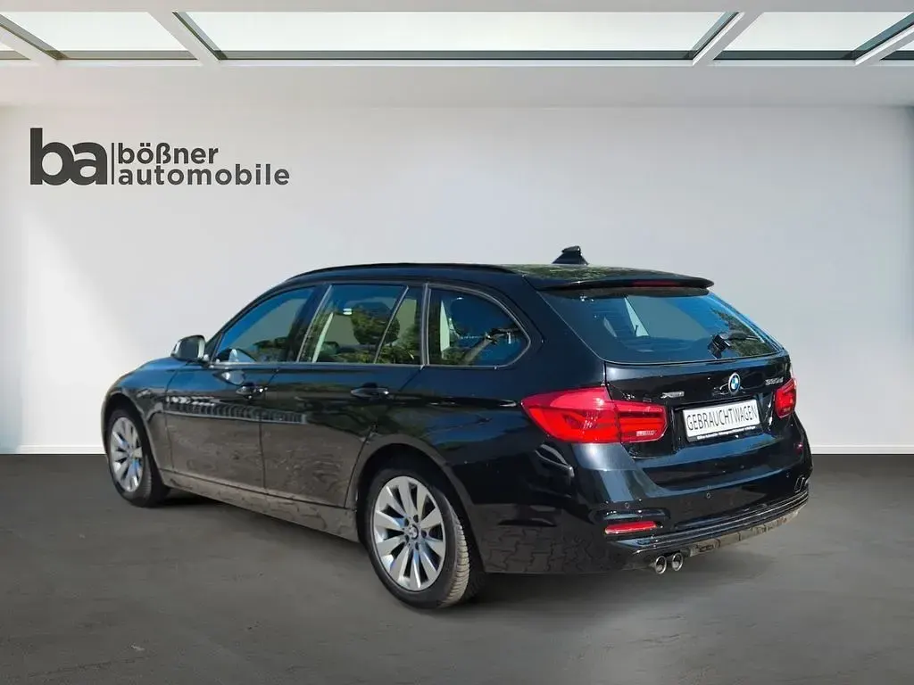 Gebraucht BMW 330 Sport Line 258 PS (189 kW) 2019 Saphirschwarz Kombi