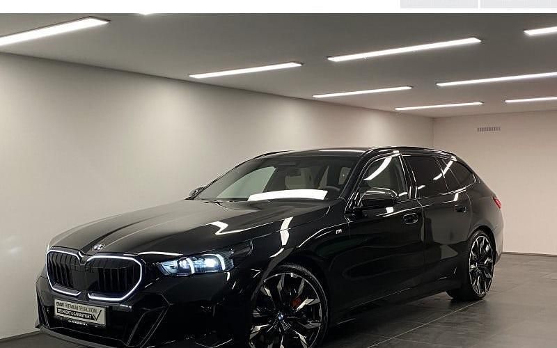 Schwarz Gebraucht 2025 BMW 540 Comfort Edition Kombi | 71.850 € (Superpreis) - Bild 1/4