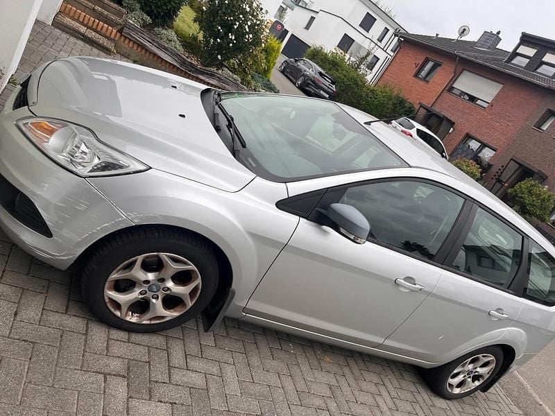 Silber Gebraucht 2011 Ford Focus Kombi | 2.666 € (Superpreis) - Bild 1/4
