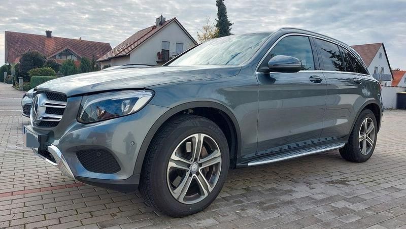 Grau Gebraucht 2016 Mercedes GLC250 SUV | 28.990 € (Etwas zu teuer) - Bild 1/4