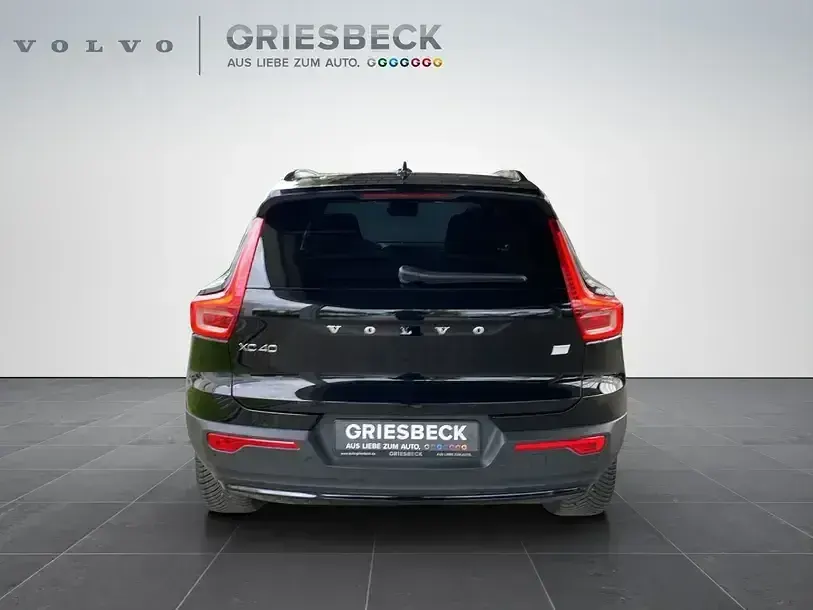 Używany Volvo XC40 Plus 169 kW (231 KM) 2023 Czarny SUV