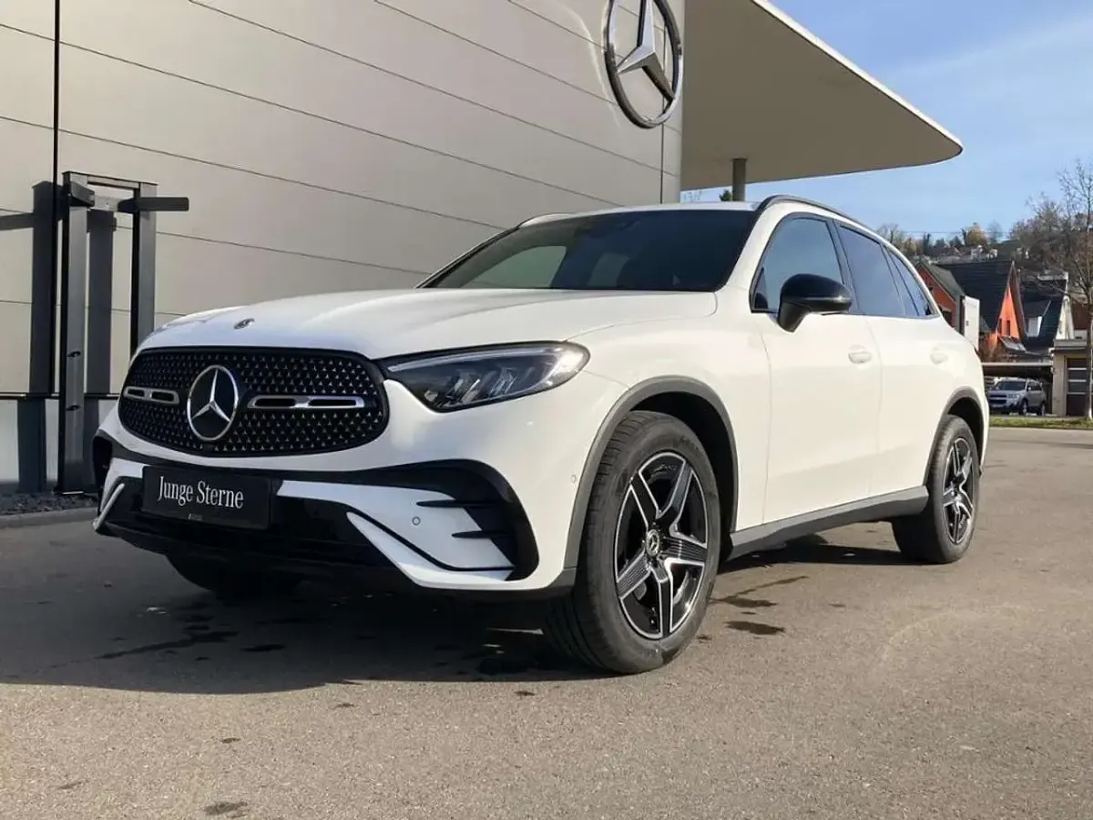Gebraucht Mercedes GLC220 AMG 197 PS (144 kW) 2025 Unilack polarweiß SUV