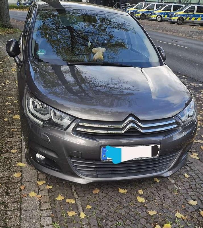 Grau Gebraucht 2016 Citroën C4 SELECTION Limousine | 7.999 € (Fairer Preis) - Bild 1/4