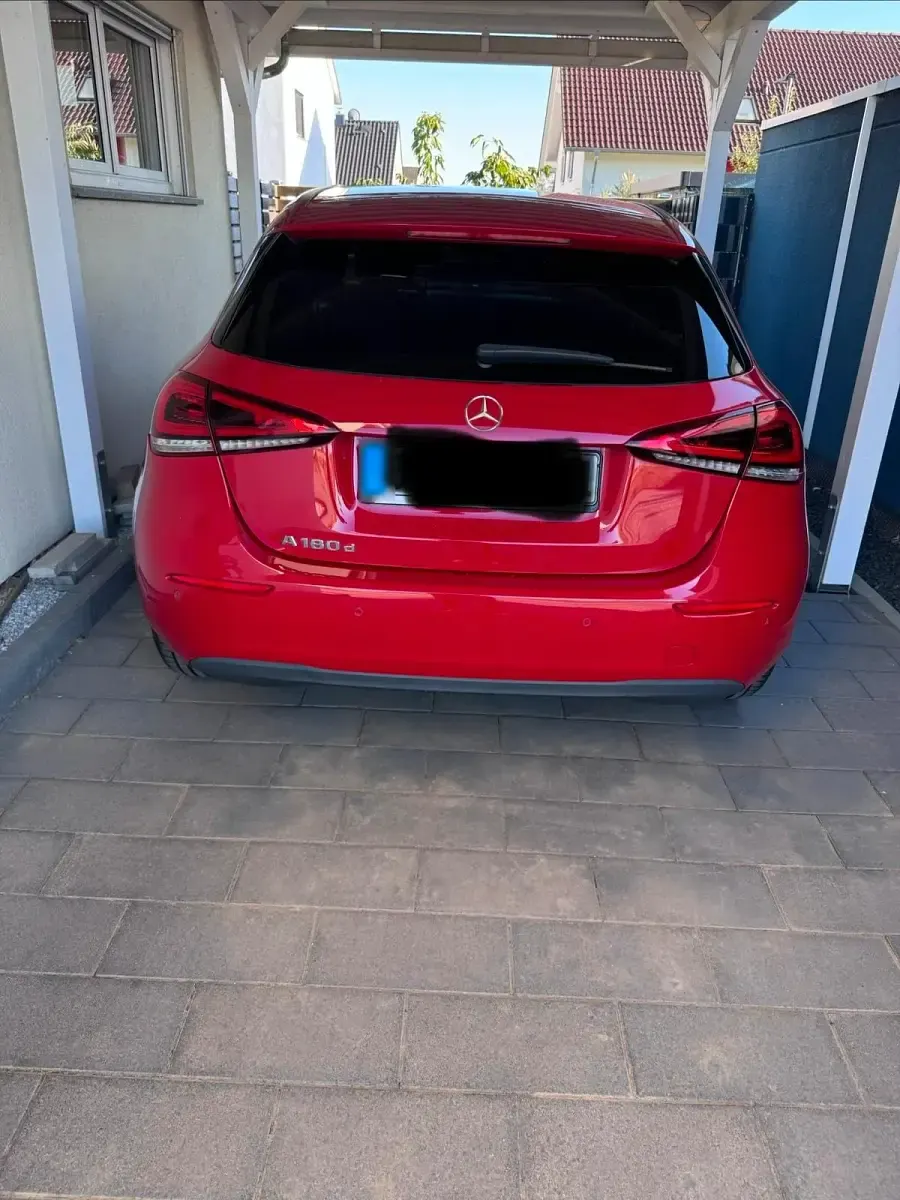 Gebraucht Mercedes A180 116 PS (85 kW) 2018 Rot Limousine