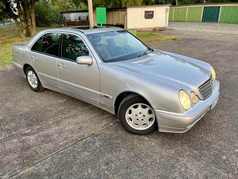 Silber Gebraucht 2001 Mercedes E220 Classic Limousine | 1.600 € (Fairer Preis) - Bild 1/4