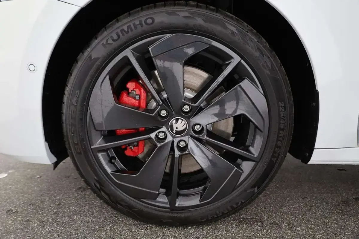 Neu Skoda Octavia RS 265 PS (194 kW) 2026 Mamba grün Kombi