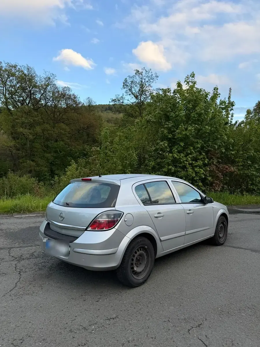 Używany Opel Astra 116 KM (85 kW) 2007 Srebrny Hatchback