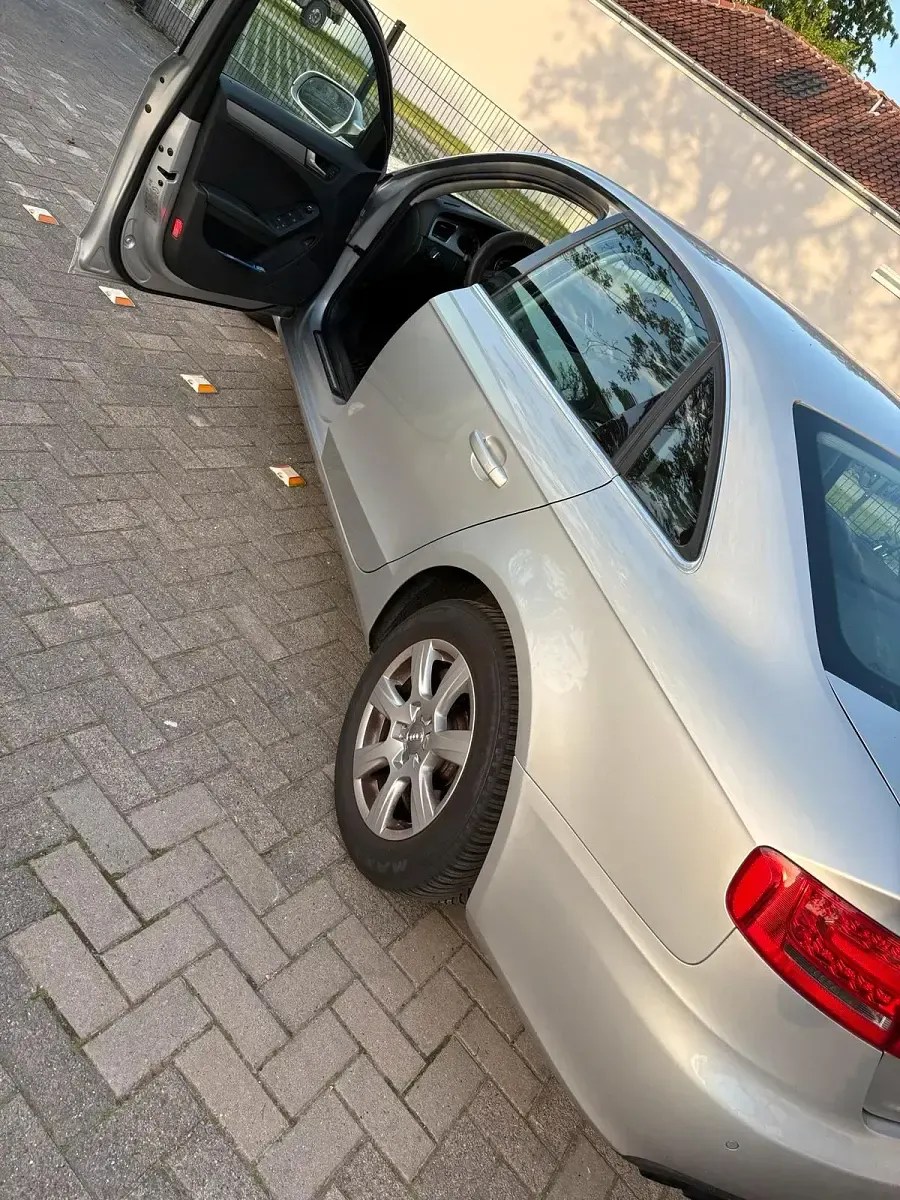Używany Audi A4 120 KM (88 kW) 2010 Srebrny Sedan/Limuzyna