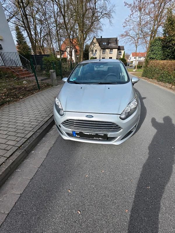 Gebraucht Ford Fiesta 95 PS (69 kW) 2014 Silber Kleinwagen