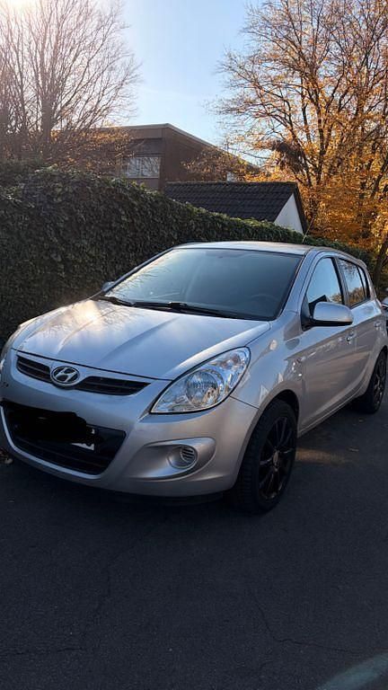 Gebraucht Hyundai i20 77 PS (56 kW) 2011 Silber Kleinwagen