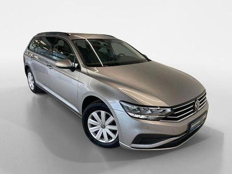 Gebraucht VW Passat Basis 150 PS (110 kW) 2023 Silber Kombi