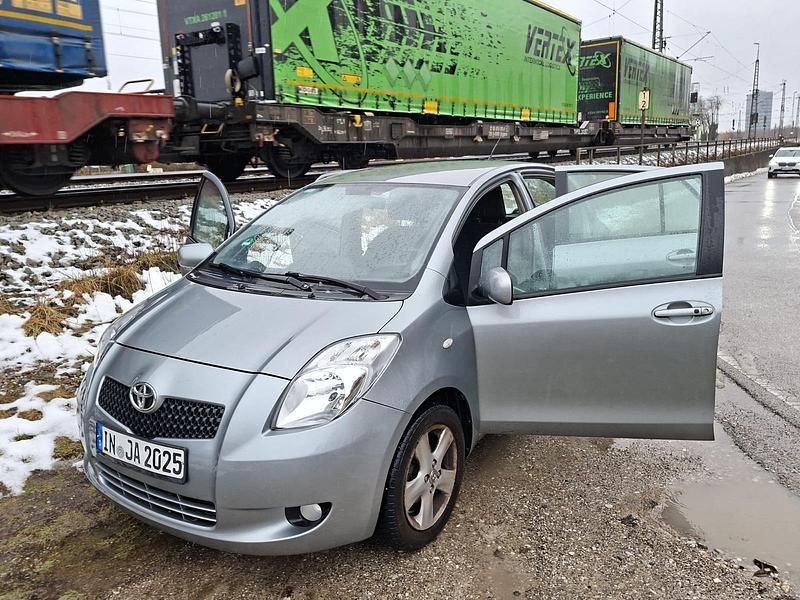 Gebraucht Toyota Yaris 88 PS (64 kW) 2007 Silber Kleinwagen