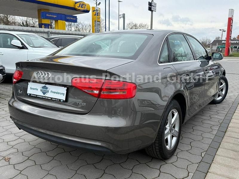 Gebraucht Audi A4 Attraction 120 PS (88 kW) 2012 Grau Limousine