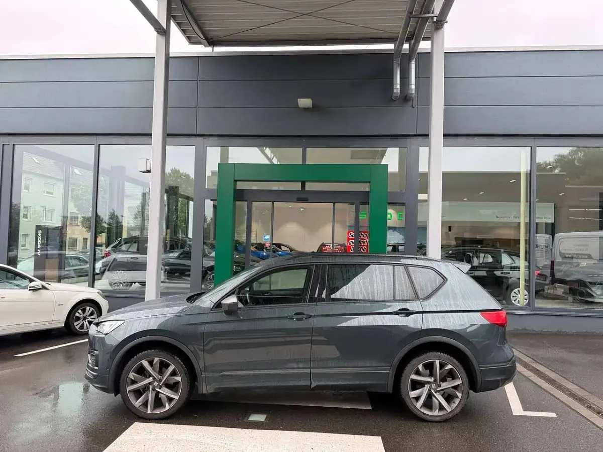 Gebraucht Seat Tarraco FR 150 PS (110 kW) 2023 "camouflage" gr]n SUV