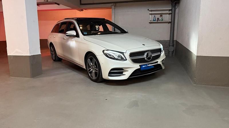 Weiß Gebraucht 2018 Mercedes E220 AMG line Kombi | 27.400 € (Etwas zu teuer) - Bild 1/4