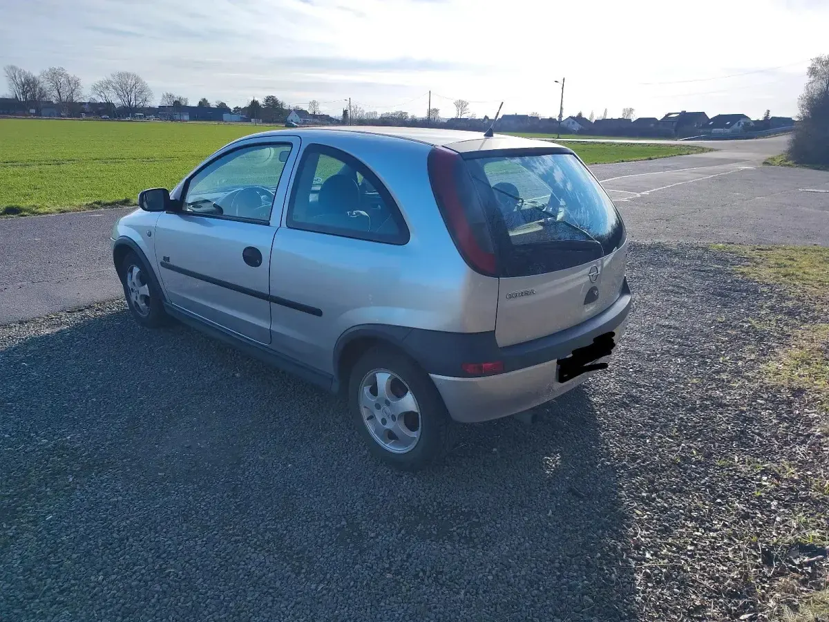 Używany Opel Corsa 90 KM (66 kW) 2002 Srebrny Hatchback