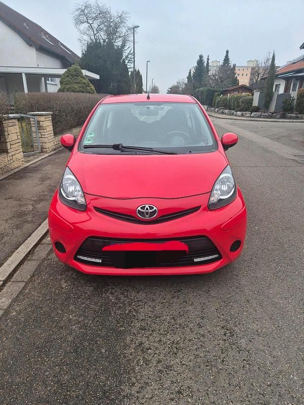 Rot Gebraucht 2013 Toyota Aygo Kleinwagen | 3.950 € (Fairer Preis) - Bild 1/4
