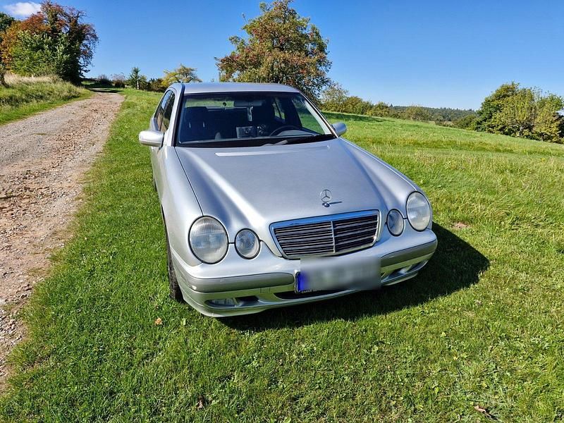 Silber Gebraucht 2001 Mercedes E220 Classic Limousine | 3.350 € - Bild 1/4