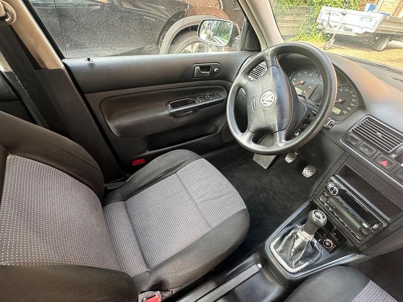 Schwarz Gebraucht 2003 VW Golf IV Limousine | 1.300 € (Fairer Preis) - Bild 1/4