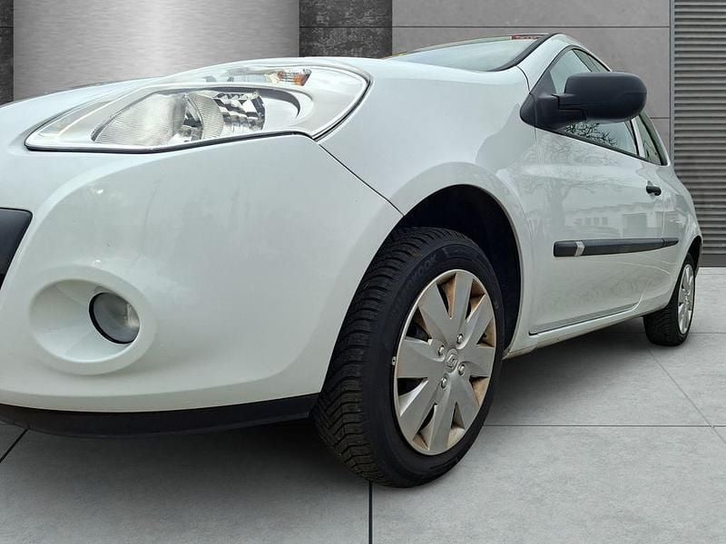Gebraucht Renault Clio III Expression 65 PS (47 kW) 2009 Gletscherweiss Limousine