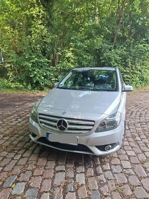 Gebraucht Mercedes B180 109 PS (80 kW) 2013 Silber Kleinwagen
