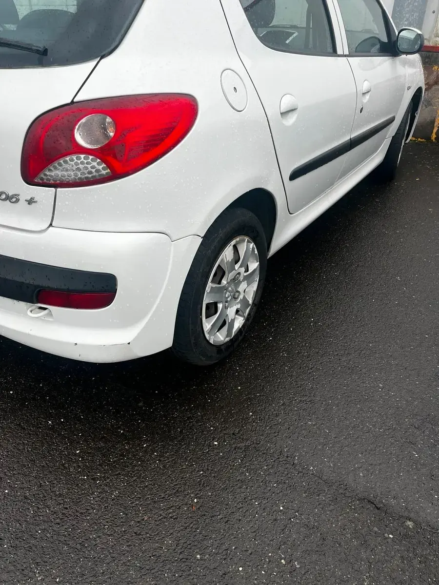 Gebraucht Peugeot 206+ 2011 Weiß Kleinwagen