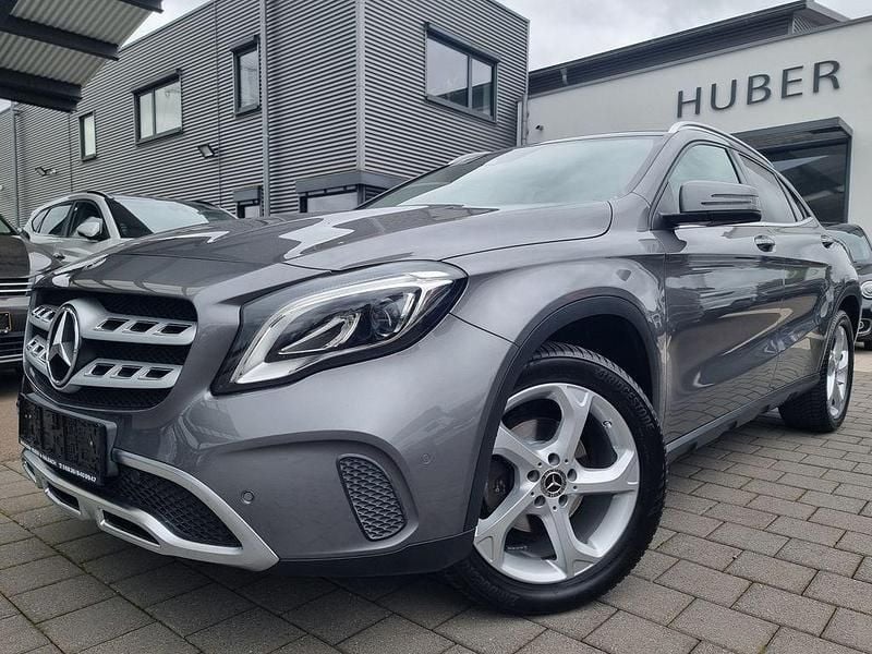 Grau Gebraucht 2018 Mercedes GLA200 SUV | 15.990 € (Guter Preis) - Bild 1/4