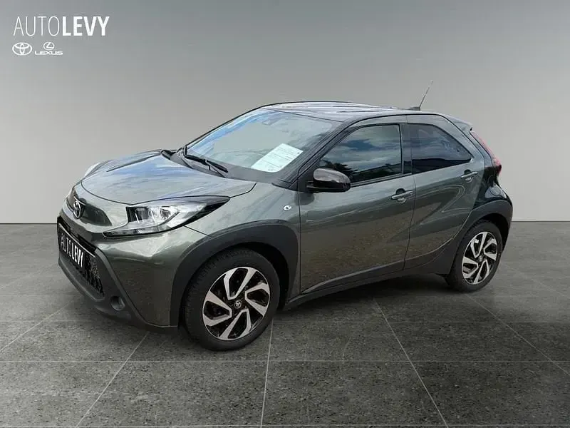 Gebraucht Toyota Aygo Pulse 72 PS (52 kW) 2023 Cardamon green 6w4/ black mica 209 (metallic) Kleinwagen