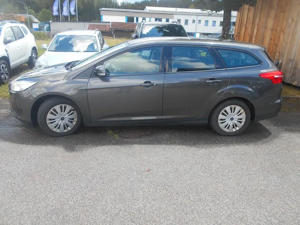 Gebraucht Ford Focus Trend 101 PS (74 kW) 2017 Grau Limousine