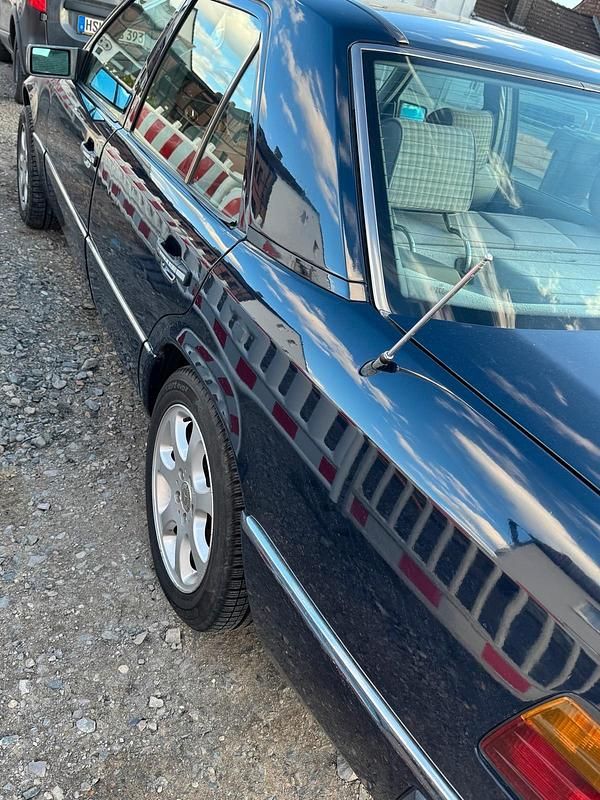 Gebraucht Mercedes 200 70 PS (51 kW) 1990 Blau Limousine