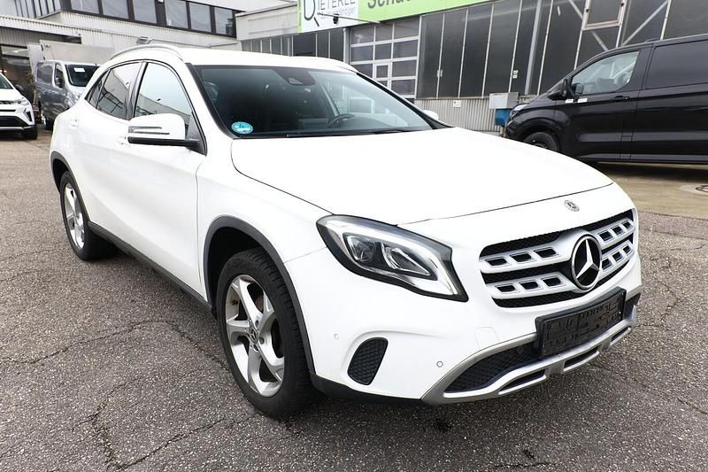 Gebraucht Mercedes GLA200 Urban 156 PS (114 kW) 2019 Weiß SUV