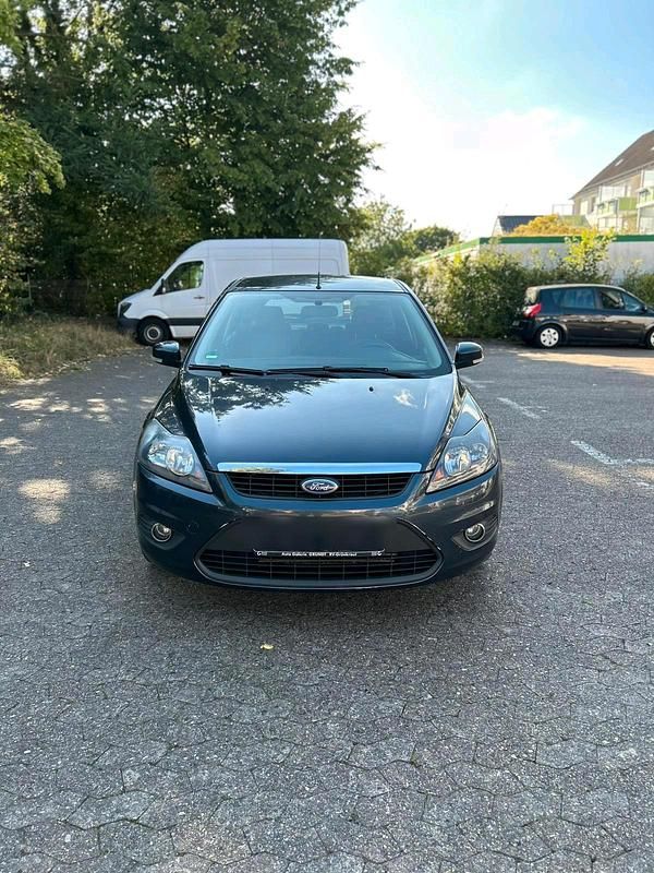 Grau Gebraucht 2011 Ford Focus Kleinwagen | 1.999 € (Guter Preis) - Bild 1/4