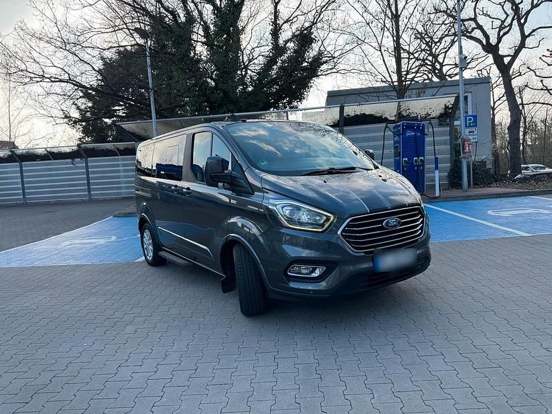 Gebraucht Ford Tourneo 131 PS (96 kW) 2018 Grau Van / Kleinbus