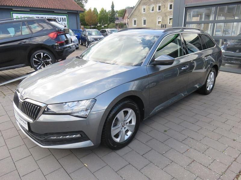 Graphite grey (metallic) Gebraucht 2022 Skoda Superb Kombi | 24.970 € (Fairer Preis) - Bild 1/4