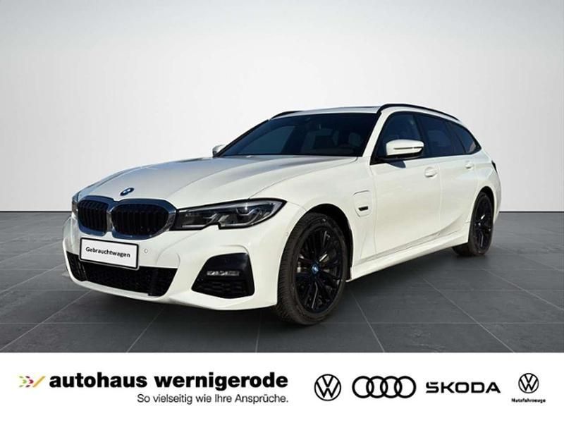 Alpinweiss iii Gebraucht 2022 BMW 330e M Sport Kombi | 36.940 € (Fairer Preis) - Bild 1/4