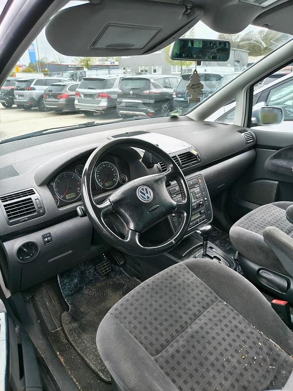 Second-hand VW Sharan 115 CP (84 kW) 2003 Argintiu Monovolum