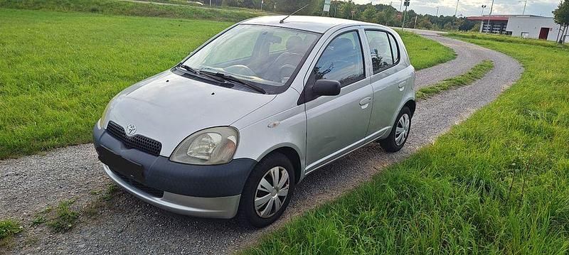 Silber Gebraucht 2000 Toyota Yaris Limousine | 700 € (Superpreis) - Bild 1/4