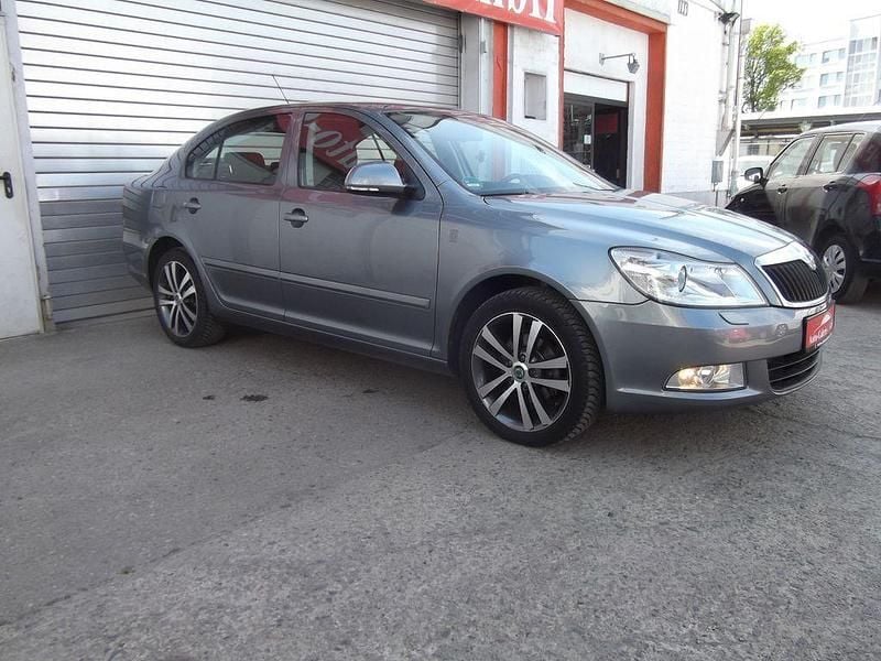 Grau Gebraucht 2012 Skoda Octavia Family Limousine | 9.899 € (Fairer Preis) - Bild 1/4
