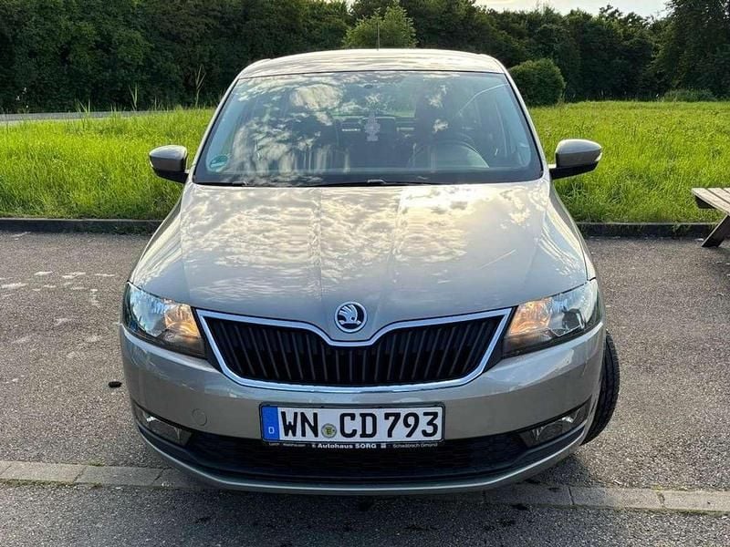 Grau Gebraucht 2017 Skoda Rapid Cool Edition Kombi | 9.000 € (Guter Preis) - Bild 1/4