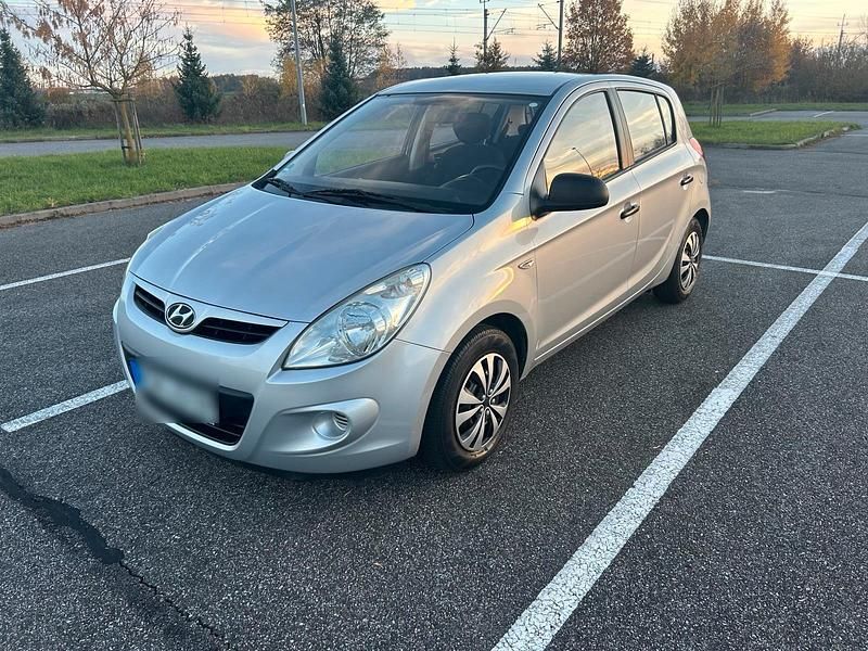 Silber Gebraucht 2012 Hyundai i20 Kleinwagen | 2.900 € (Fairer Preis) - Bild 1/4