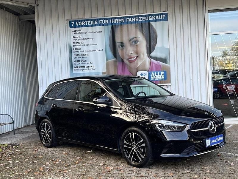 Kosmosschwarz Gebraucht 2024 Mercedes 180 Advanced Limousine | 28.227 € (Guter Preis) - Bild 1/4
