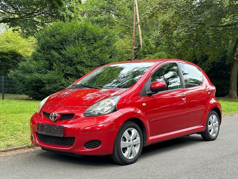 Gebraucht Toyota Aygo Cool 68 PS (50 kW) 2010 Rot Kleinwagen
