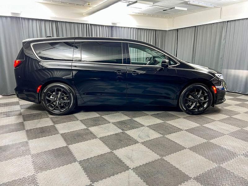 Neu Chrysler Pacifica 291 PS (214 kW) 2025 Schwarz SUV