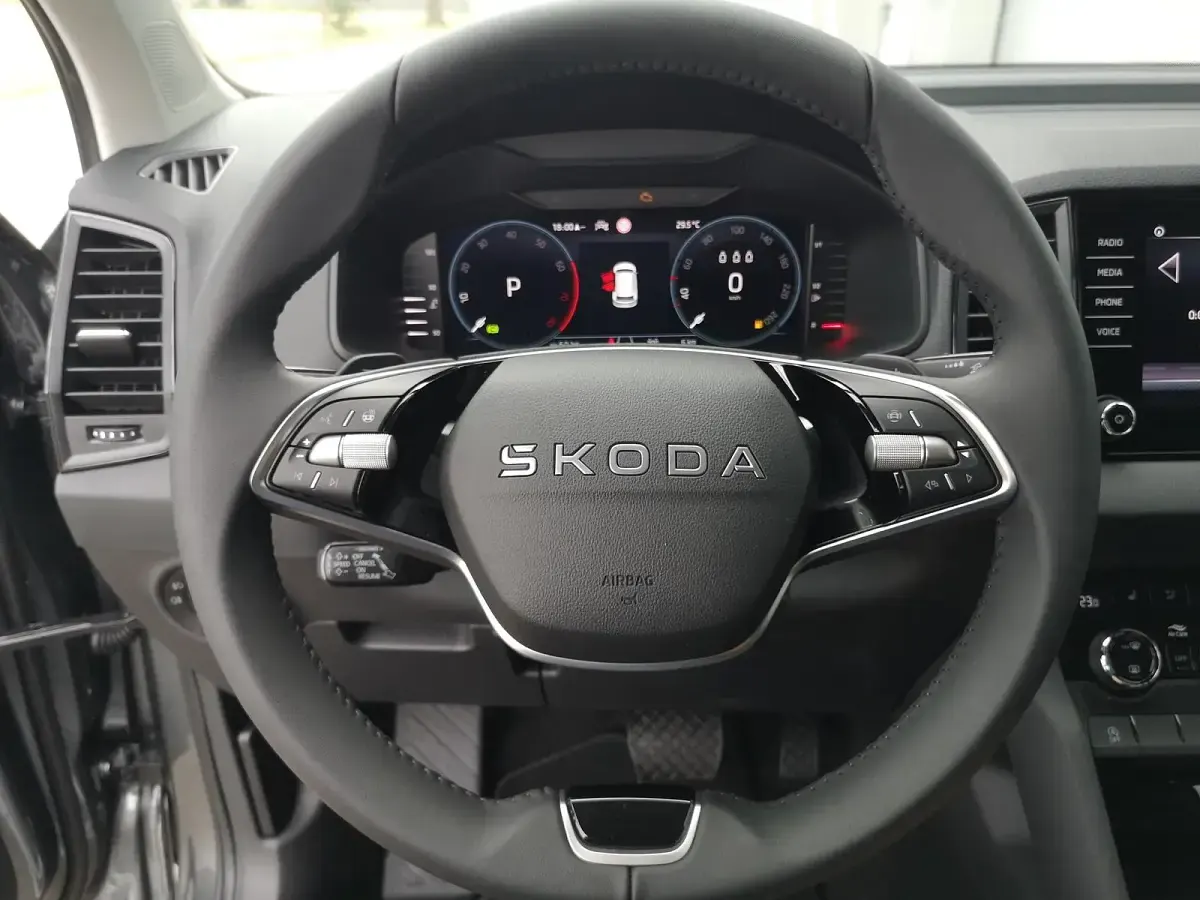 Neu Skoda Karoq Selection 190 PS (139 kW) 2026 Black magic perleffekt SUV